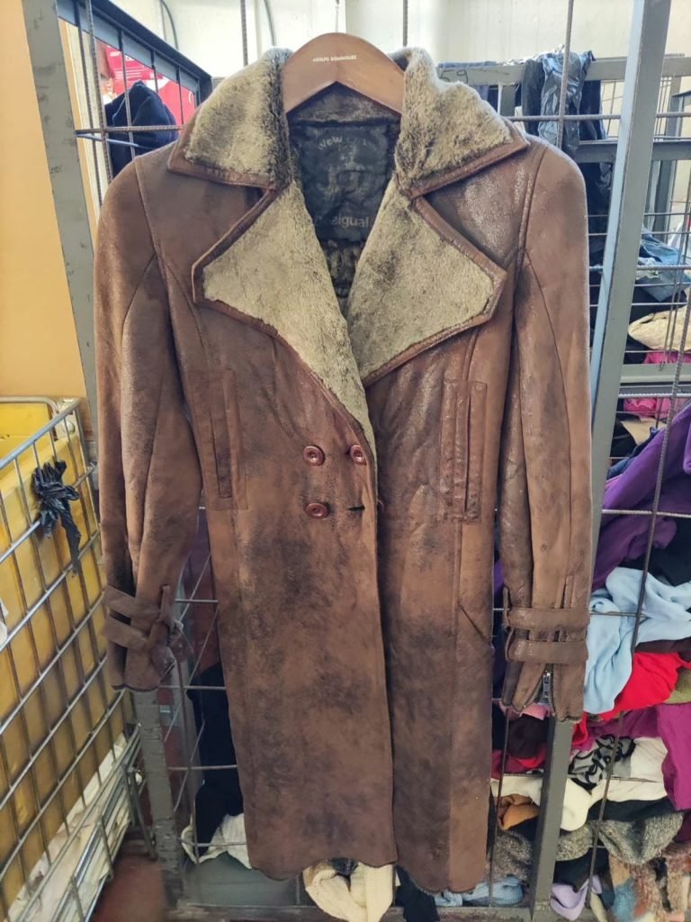 Wholesale Lot Of 6,500 Pieces Of Premium Vintage Women’s Clothing – Many Great Labels – Your Price Is Only $3.00 Each