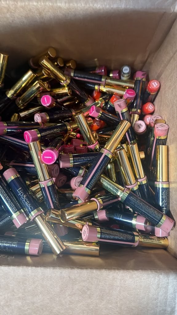 Wholesale Lot Of 3,000 Lipsense By Senegence Lip Colors/Gloss – Assorted Colors – MSRP $27.99 Each – Your Price Is Only $0.60 Each